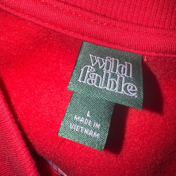 Wild Fable Red V-Neck women’s sweatshirt with Star and Number Design size large - Picture 3 of 3